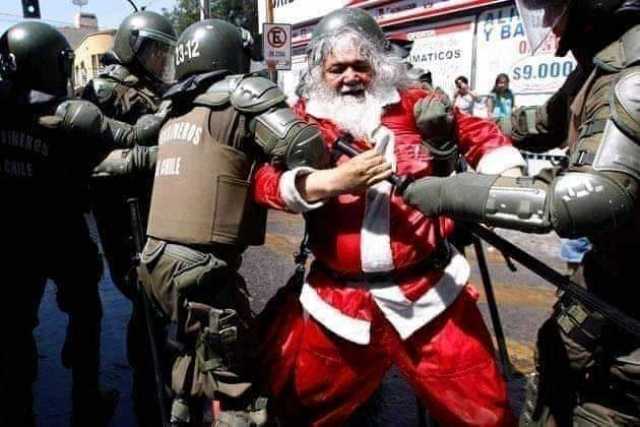 Santa Claus es detenido por policías anti motines