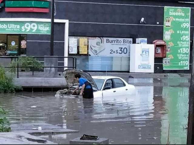 Arreglando el auto en medio de una inundación