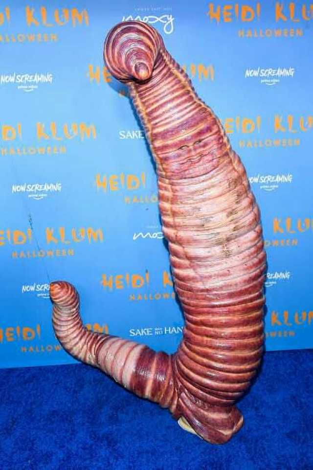 Disfraz de lombriz larva en la fiesta de Halloween de Heidi Klum