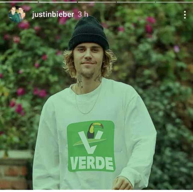 Justin Bieber usando una playera del Partido Verde Ecologista