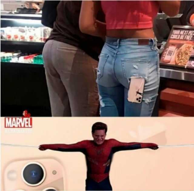 Spiderman deteniendo el celular en la bolsa rota de una mujer