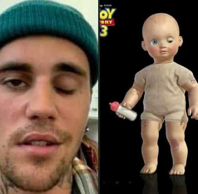 Justin Bieber cerrando un ojo como uno de los juguetes de Toy Story