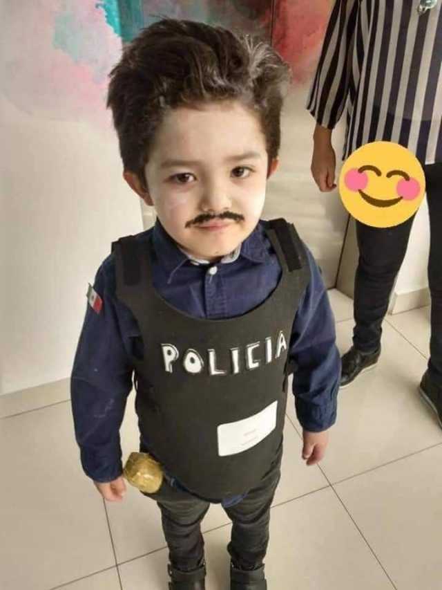 Niño disfrazado del Policía que dice Nel es harina