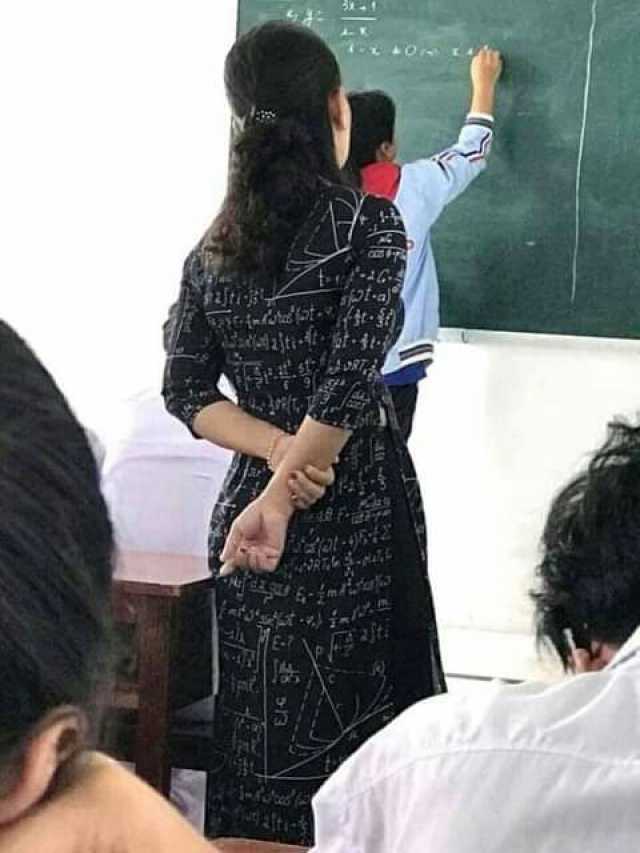 Maestra con vestido de fórmulas matemáticas