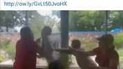 A empujones y gritos corren a Juan Guaidó de restaurante en Cojedes Venezuela  Video0s http//ow.ly/GVLt50 JvoHX
