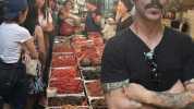 Anthony Kiedis de Red Hot Chilli Peppers en el mercado