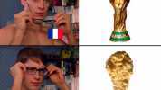 Francia con lentes y Francia sin lentes frente a la copa FIFA del Mundo