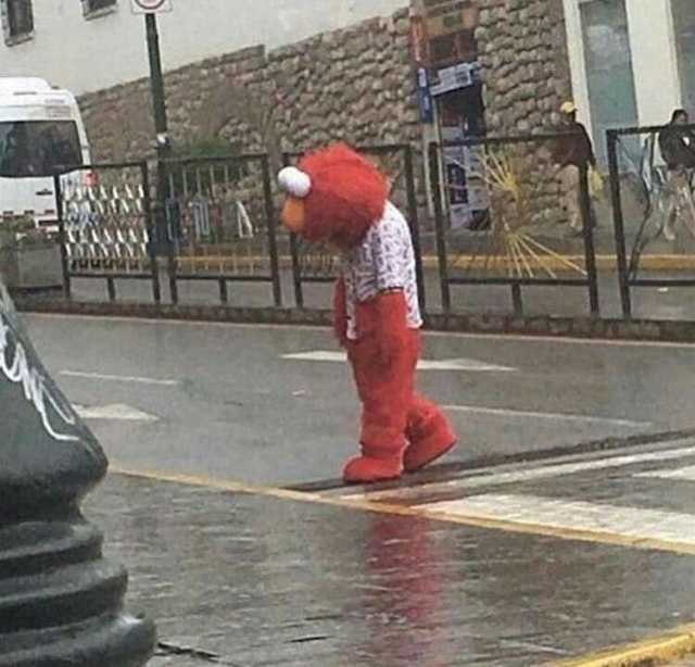 Elmo caminando triste por la calle